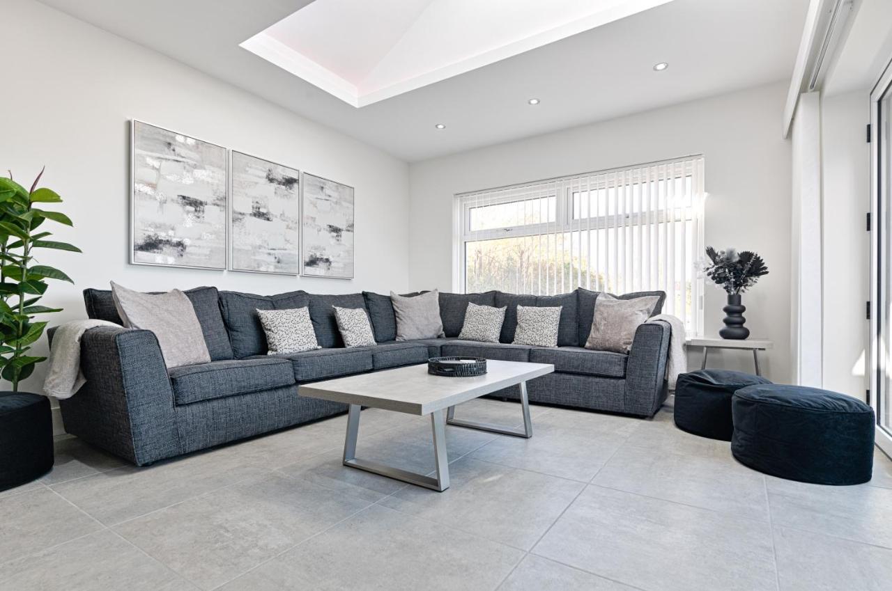 Luxury Property With Hot Tub And Sea Views Oystermouth Dış mekan fotoğraf